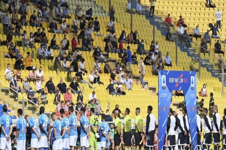 الجماهير الإيطالية كورونا